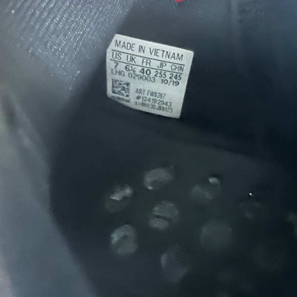 Adidas Size 7 in good condition look at the pictures a little bit unglued in one - Picture 4 of 4